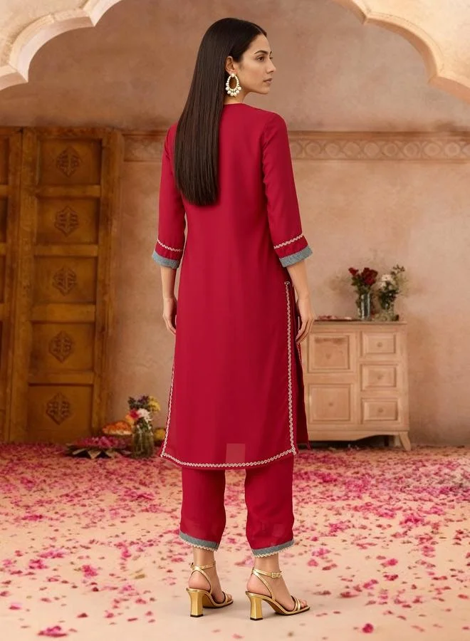 جلو باص طقم كورتا مستقيمة مطرزة مع بنطال واسع ودوباتا للنساء